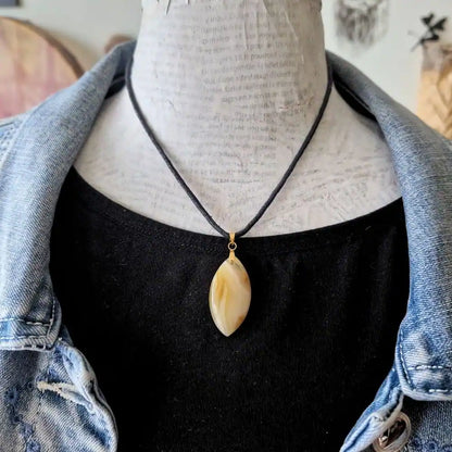 pendentif agate botswana 1 sur mannequin