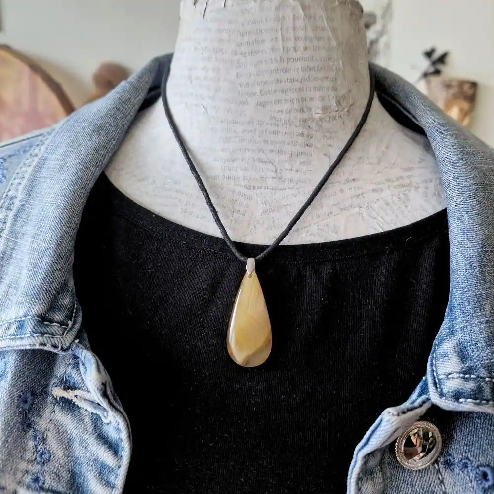 pendentif agate botswana jaune forme goutte 2 mannequin