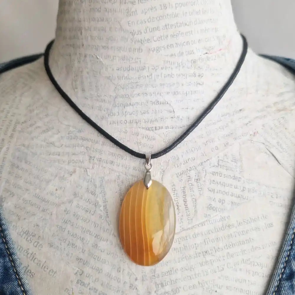 Pendentif agate botswana  jaune porté