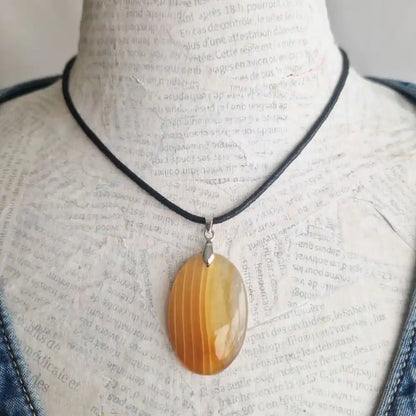 Pendentif agate botswana  jaune porté