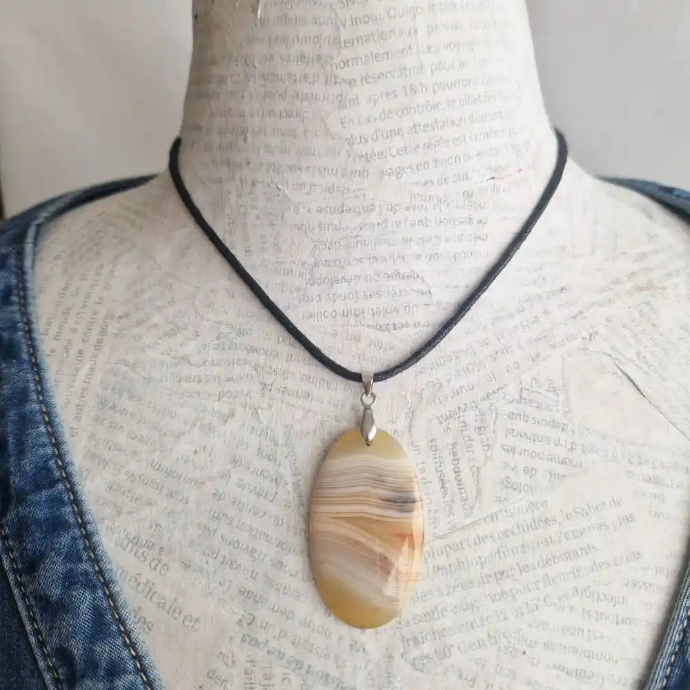 Pendentif agate botswana  jaune/beige porté