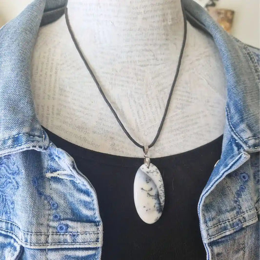 Pendentif agate dendritique porté avec cordon