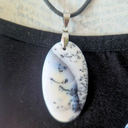 Détail agate dendritique inclusions noires naturelles