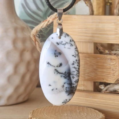 Détail agate dendritique inclusions noires naturelles