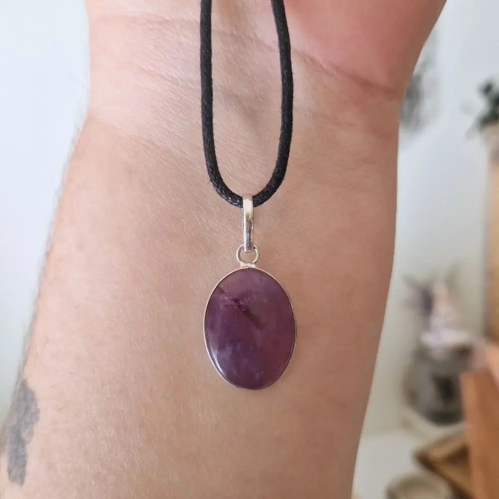 pendentif amethyste argent cerclé vue transparence sur peau