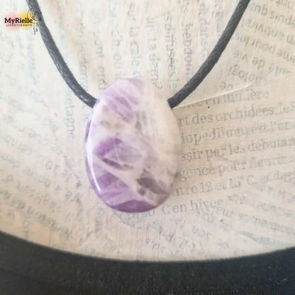Pendentif améthyste pierre percée naturelle porté avec cordon