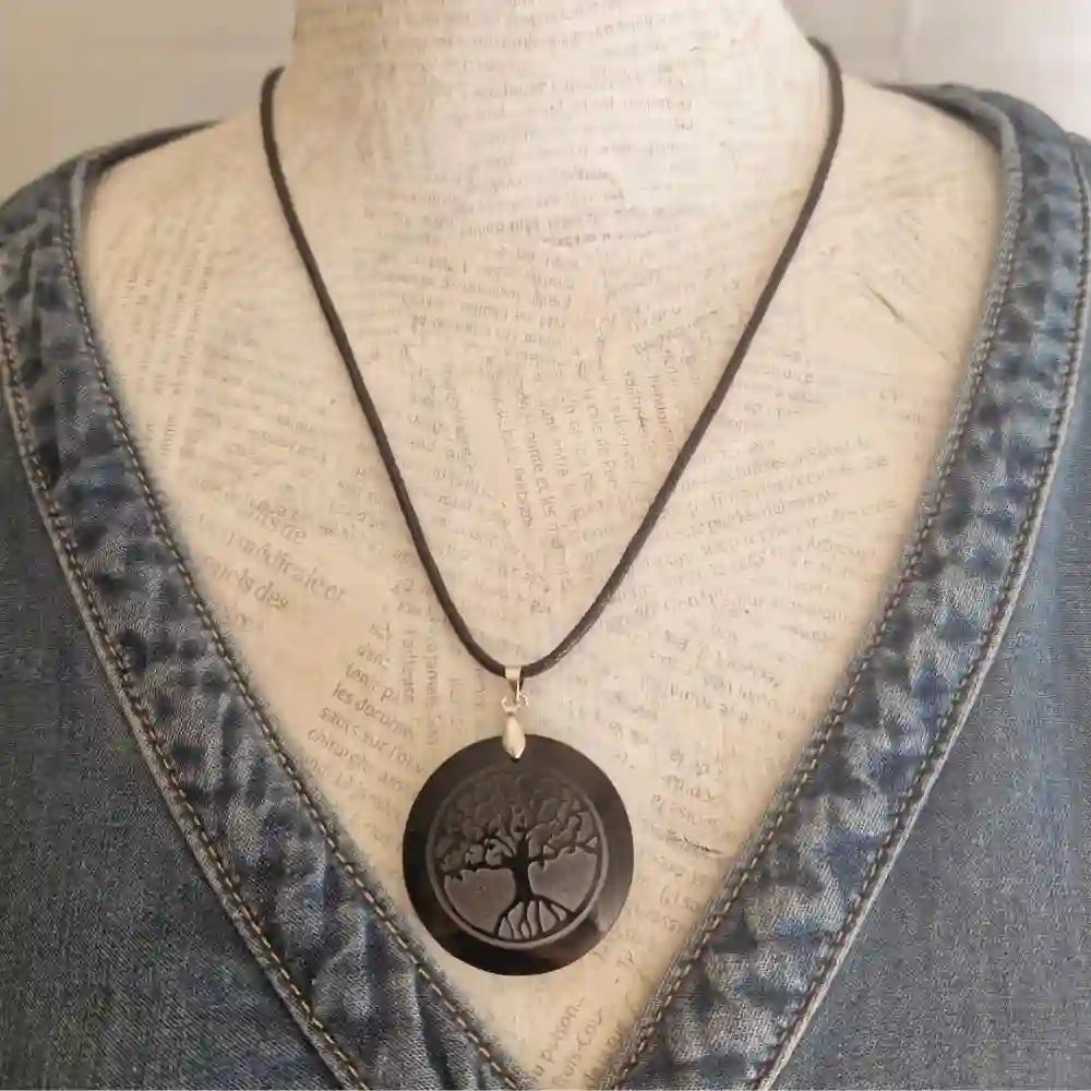 pendentif arbre de vie grave obsidienne noire porté