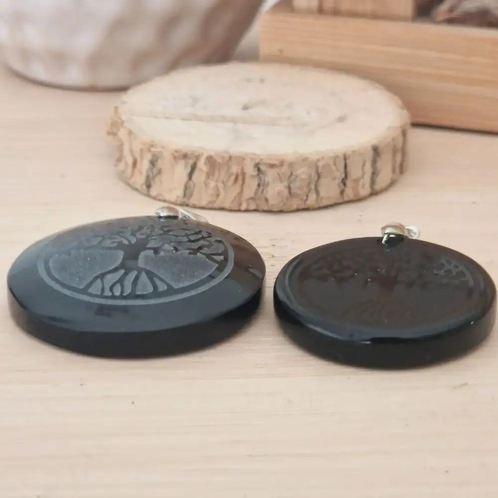 pendentif arbre de vie grave obsidienne noire  gauche et tourmaline noire à droite