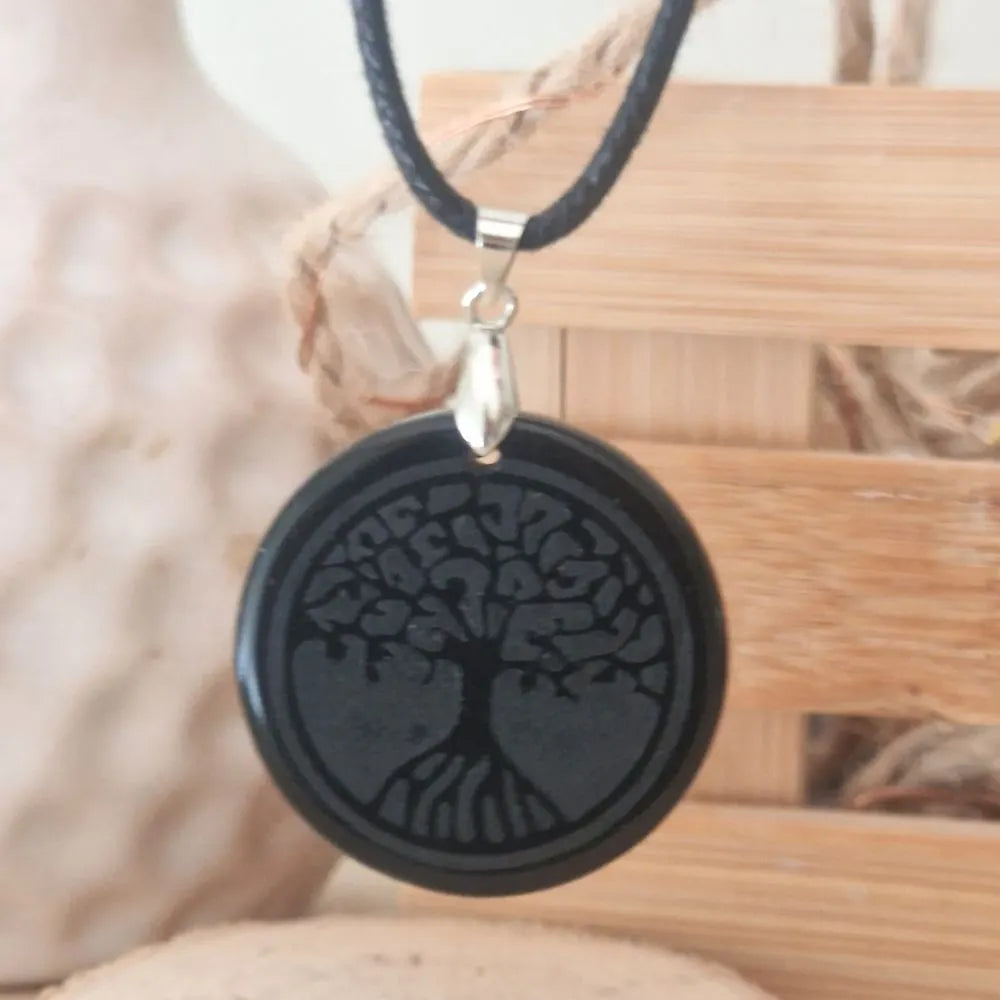 pendentif arbre de vie grave obsidienne noire presentation
