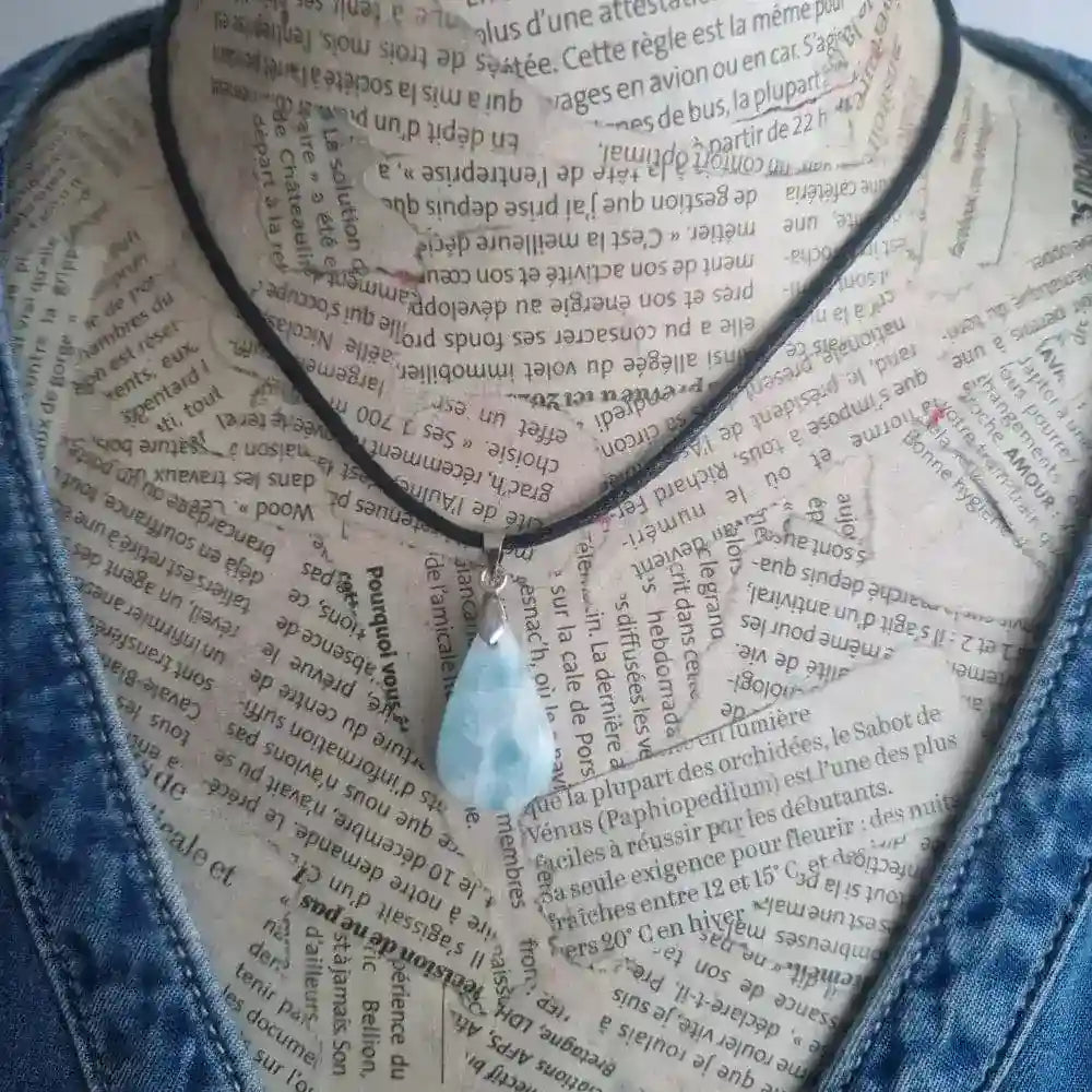 pendentif cabochon larimar sur mannequin