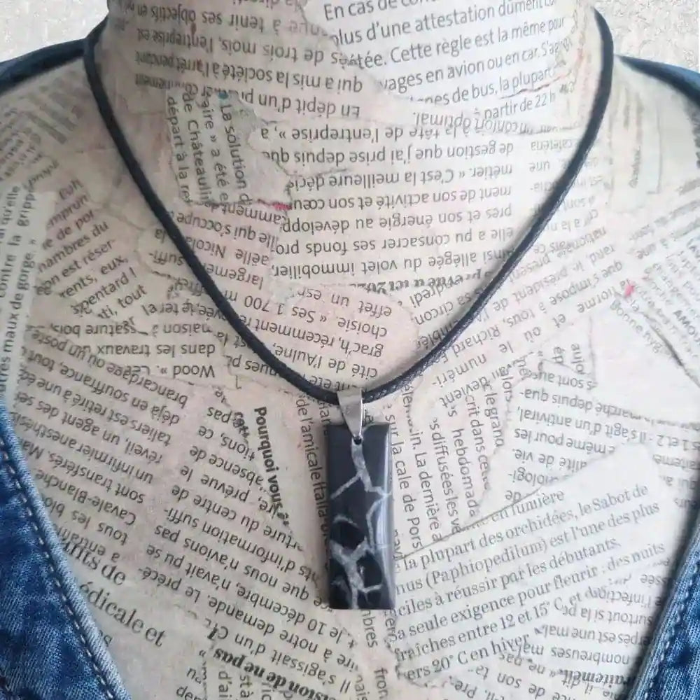 pendentif cabochon septaria noire rectangle homme porté