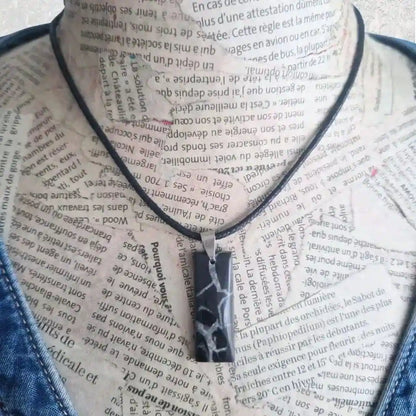 pendentif cabochon septaria noire rectangle homme porté