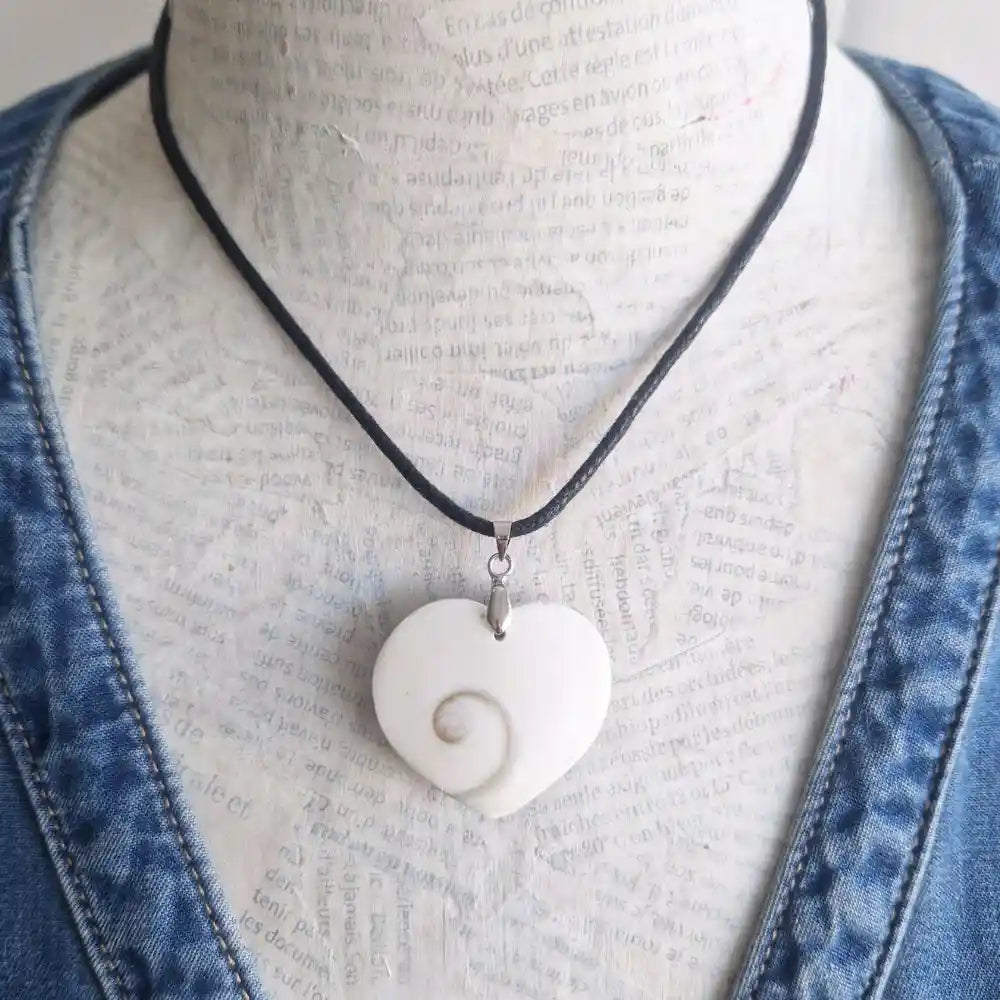 pendentif coeur oeil sainte lucie porté