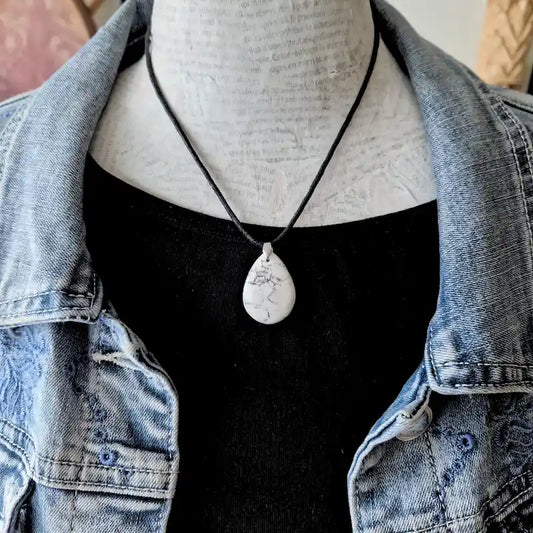 Pendentif howlite en cabochon + cordon coté ciré