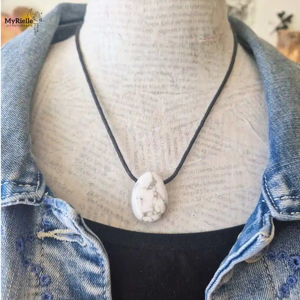Pendentif howlite percé porté avec cordon