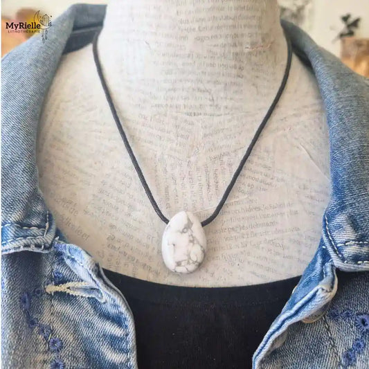 Pendentif howlite percé porté avec cordon