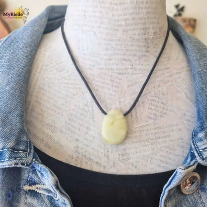 Pendentif jade jaune pierre percée naturelle porté avec cordon