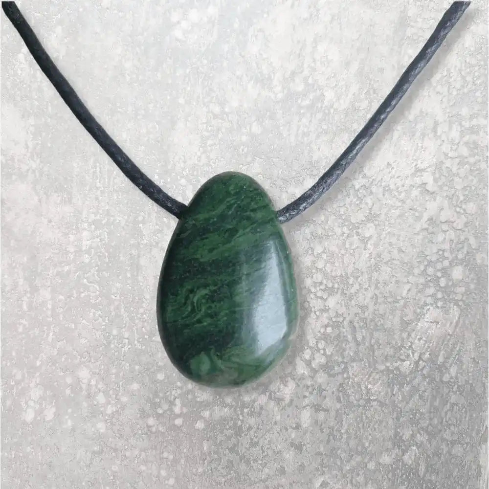 pendentif jade néphrite pierre percée 
