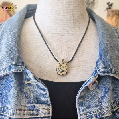 Pendentif jaspe dalmatien pierre percée naturelle porté avec cordon