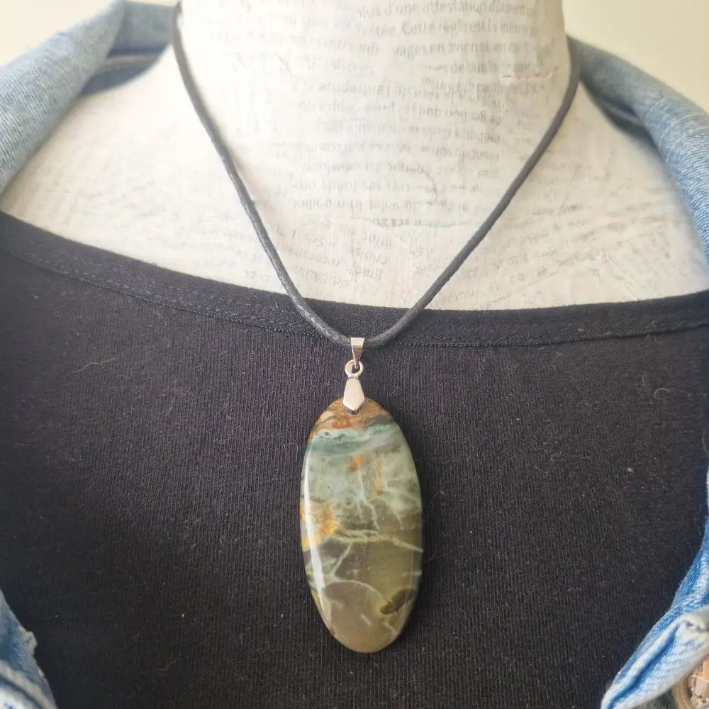 pendentif jaspe polychrome n°1  porté