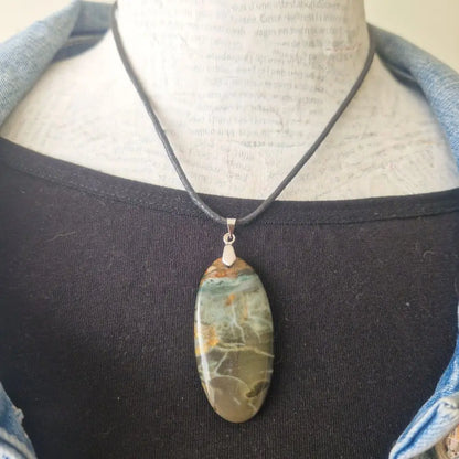 pendentif jaspe polychrome n°1  porté