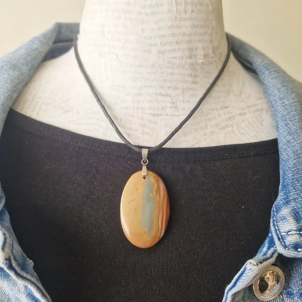 pendentif jaspe polychrome n°4 sur mannequin
