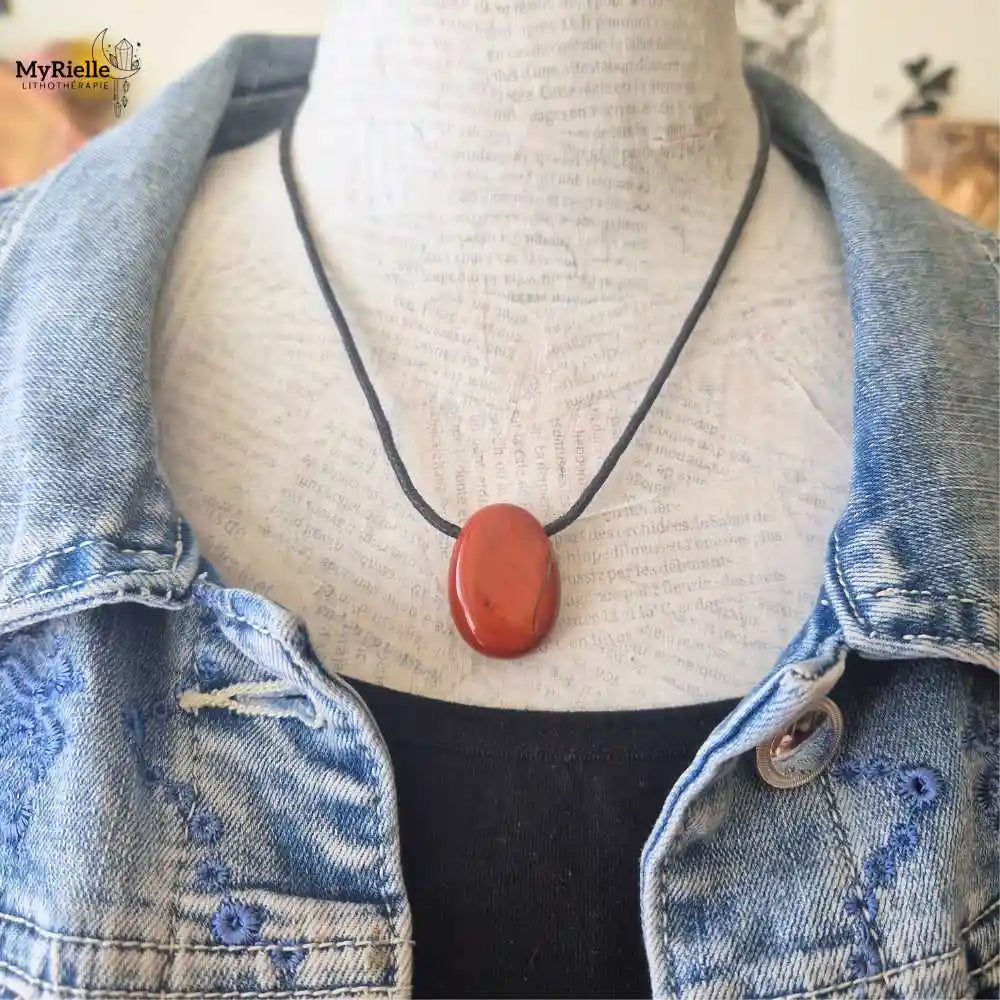 Pendentif jaspe rouge percé porté avec cordon