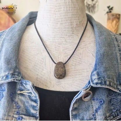 Pendentif jaspe sang de dragon percé porté avec cordon