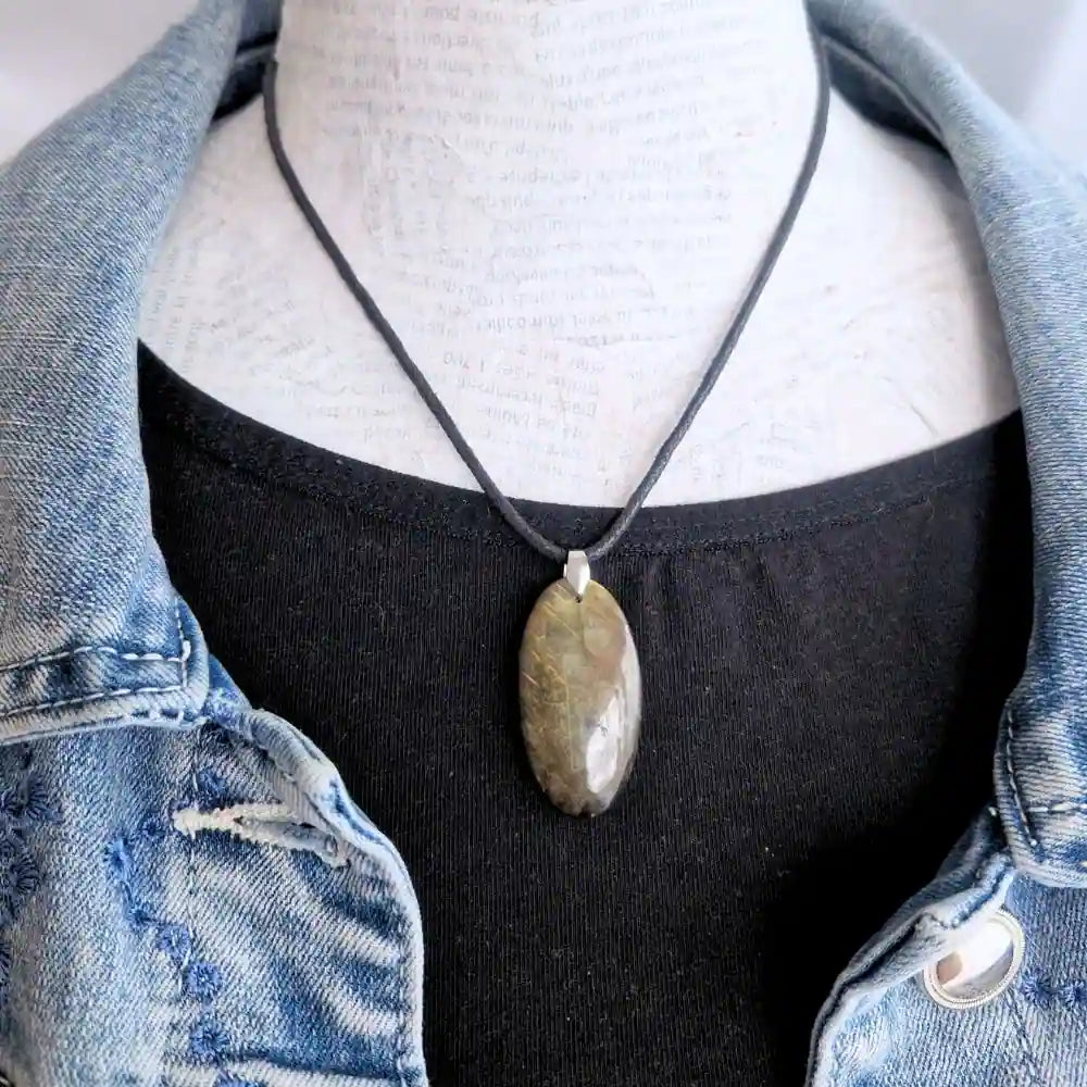 Pendentif Labradorite Dorée – Énergie Solaire & Protection