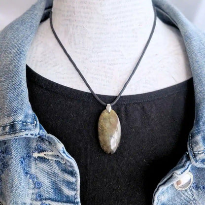 Pendentif Labradorite Dorée – Énergie Solaire & Protection