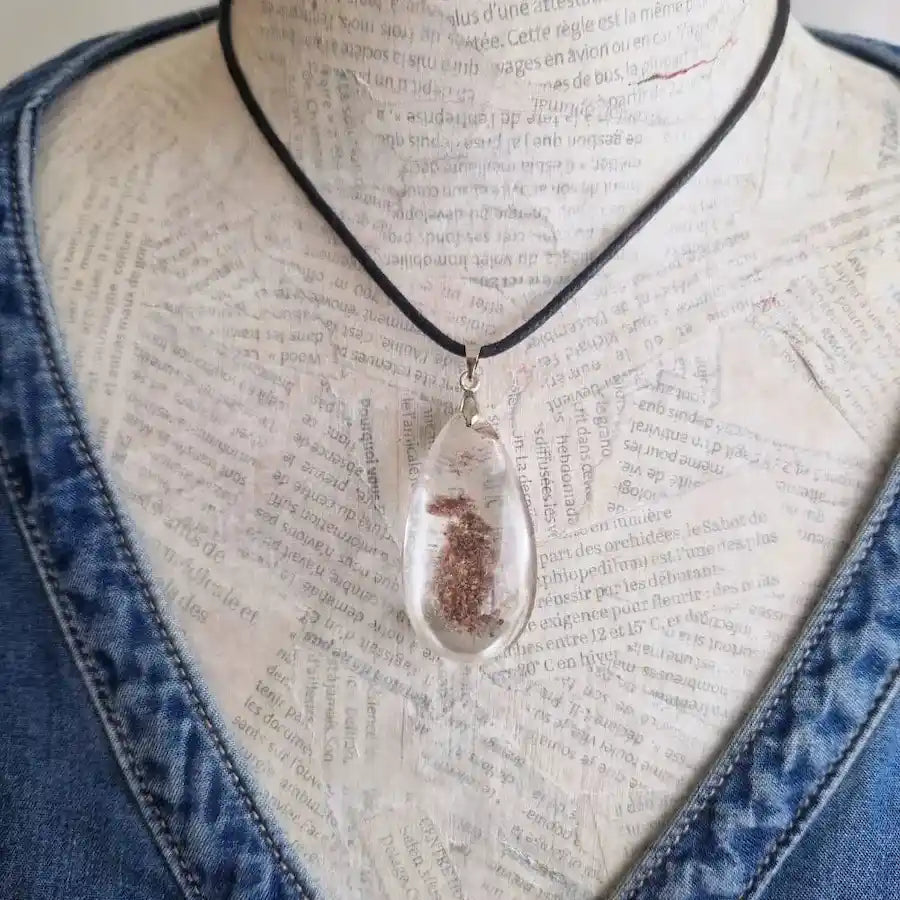 Pendentif Lodolite inclusion rouge  - quartz chamane sur mannequin cordon cou 45 cm