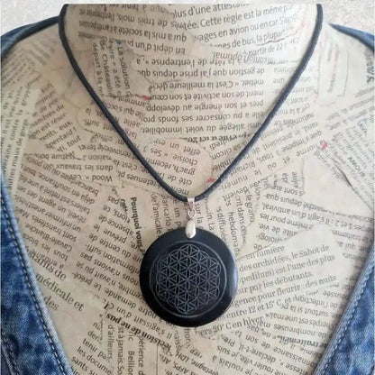 pendentif obsidienne noire fleur de vie gravée 