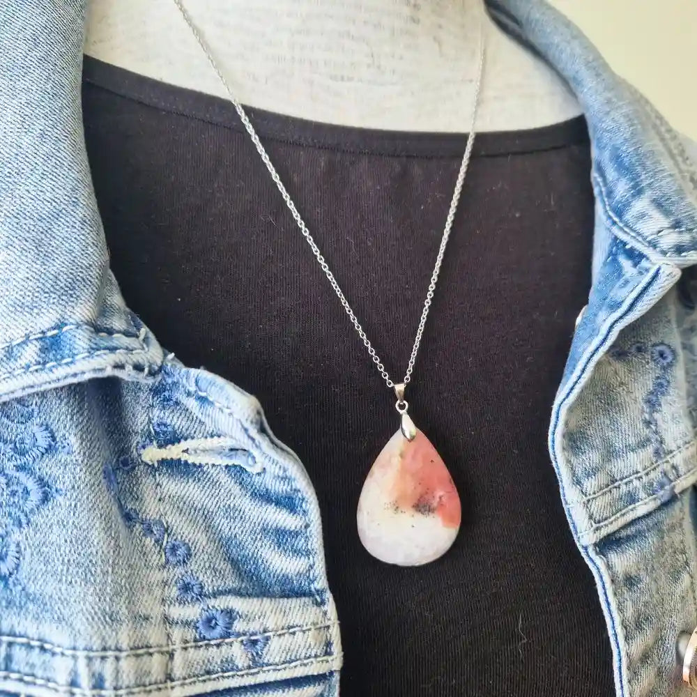 pendentif opale rose 1 mannequin