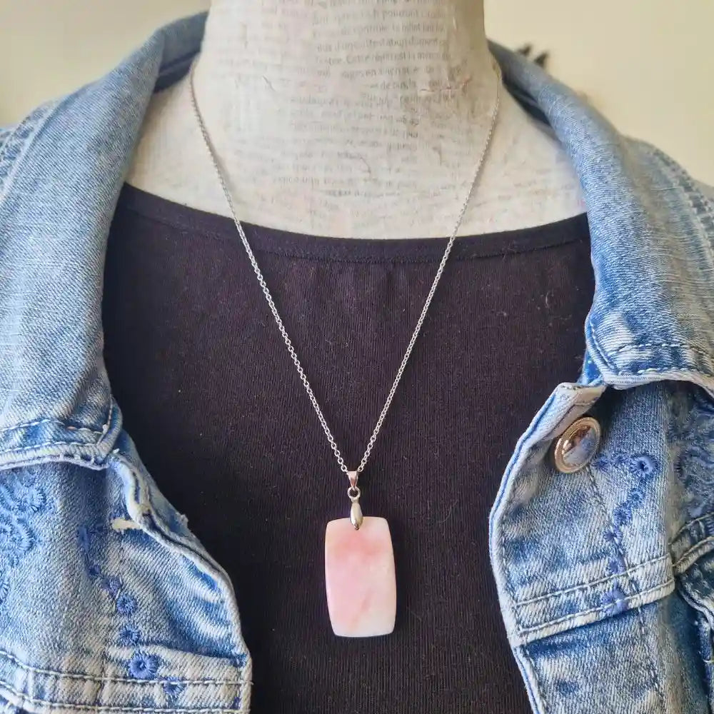 pendentif opale rose 3 mannequin