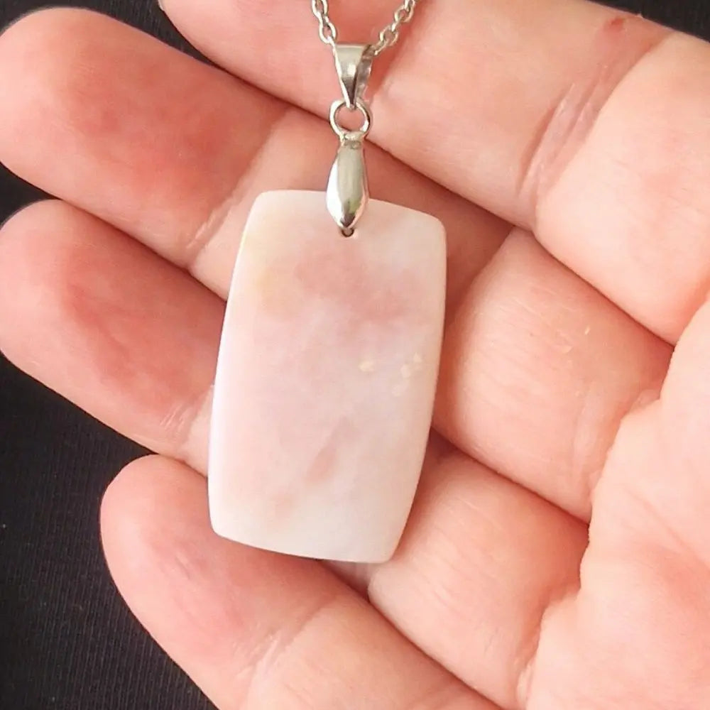 pendentif opale rose 3 dans main