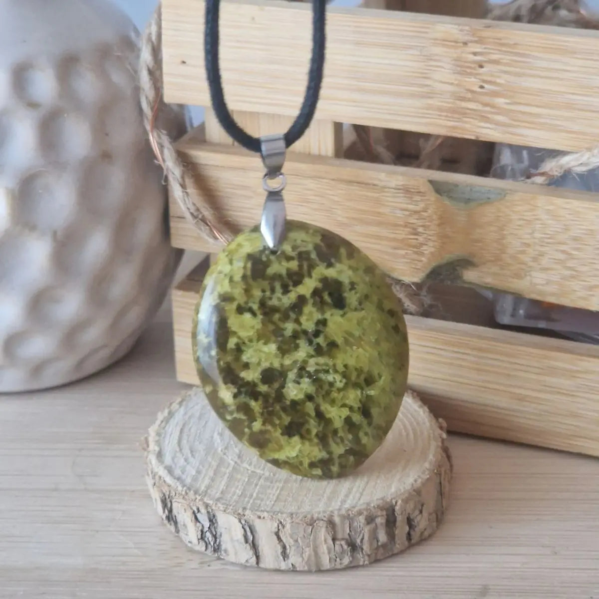 pendentif opale verte pierre plate forme-ovale