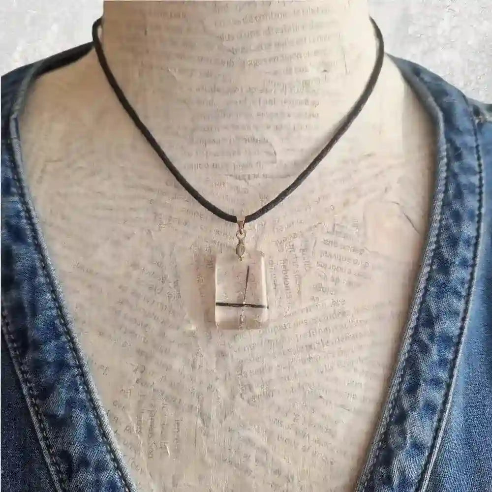 pendentif quartz tourmaline 2 sur mannequin