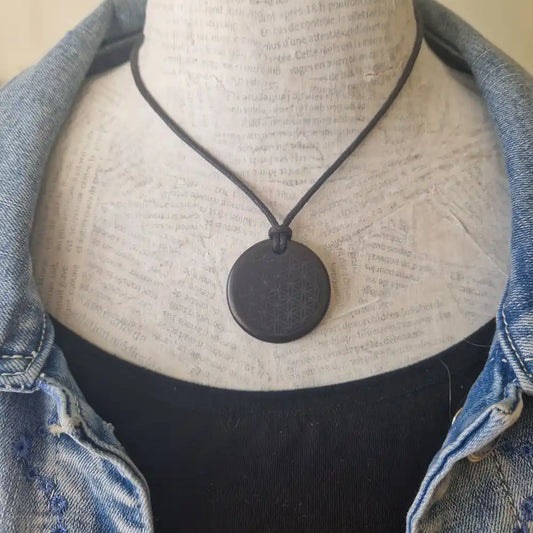 Pierre shungite naturelle gravure fleur de vie