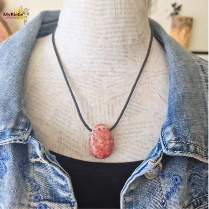 Pendentif thulite pierre percée naturelle porté avec cordon