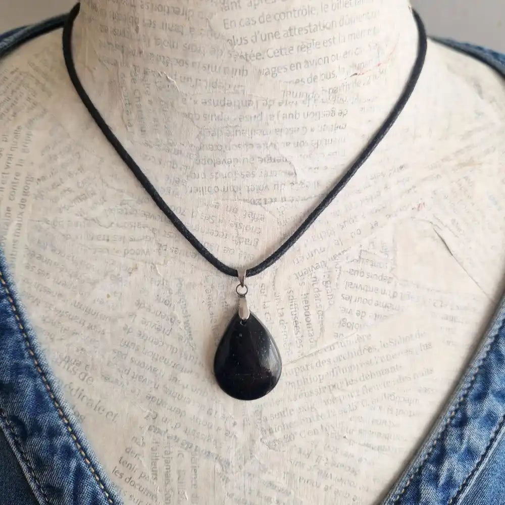pendentif tourmaline noire en forme de goutte porté
