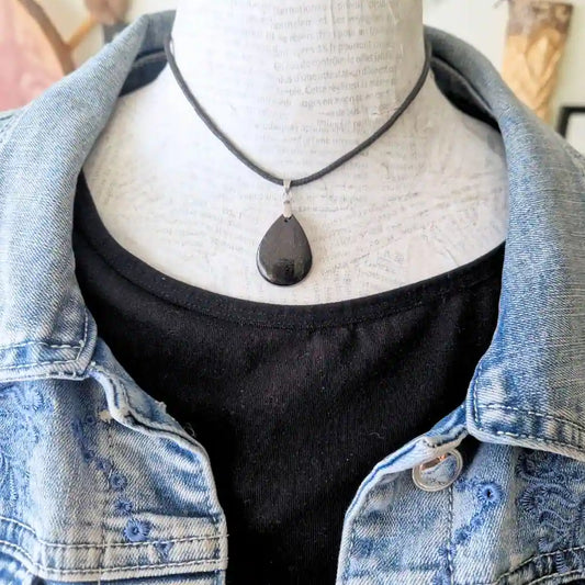 pendentif tourmaline noire en forme de goutte porté
