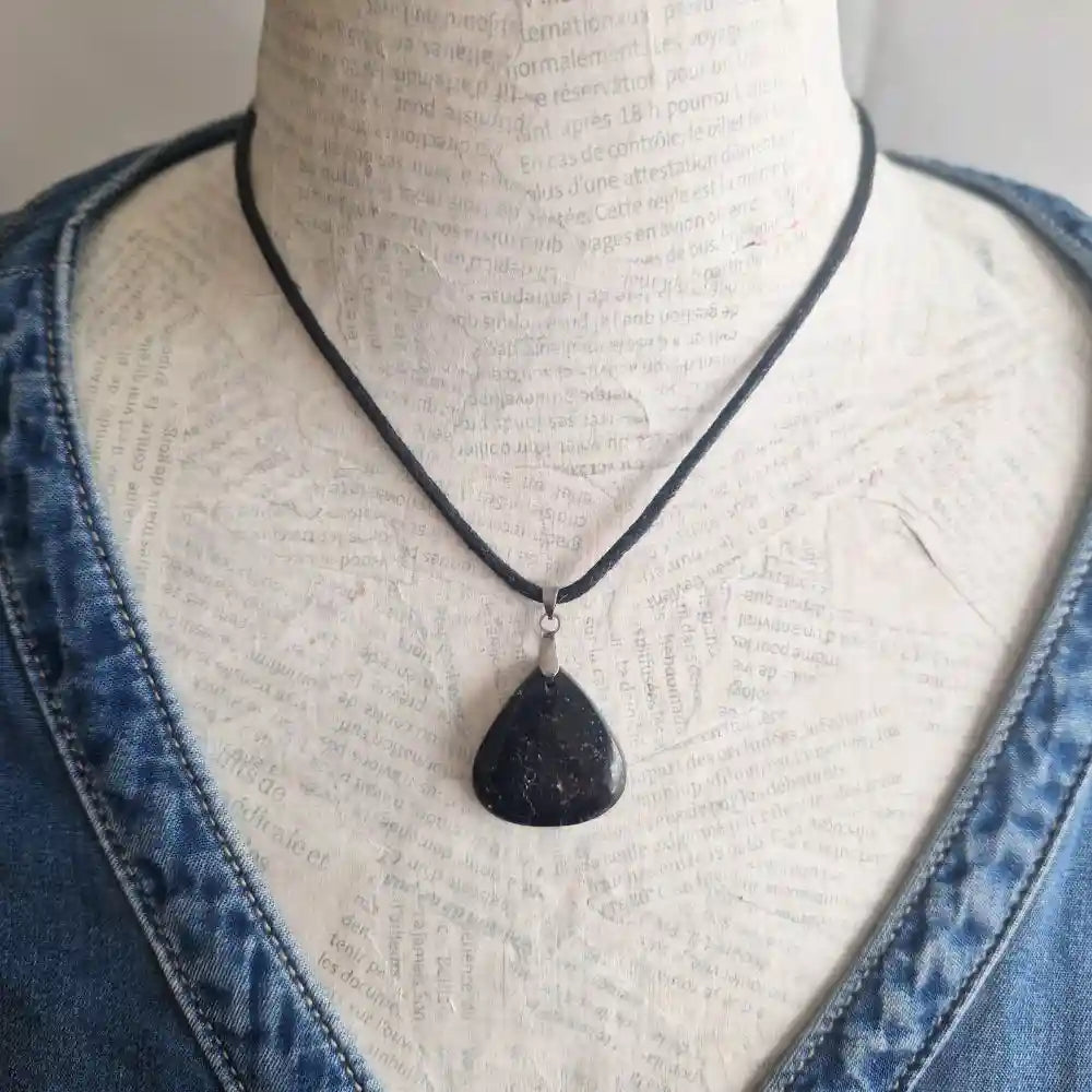 pendentif tourmaline noire en forme de triangle porté