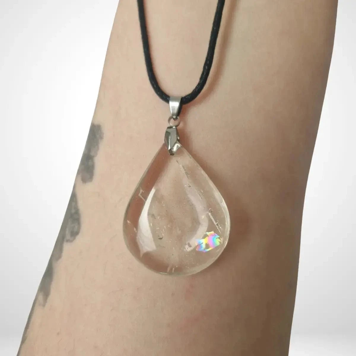 pendentif cristal de roche sur peau
