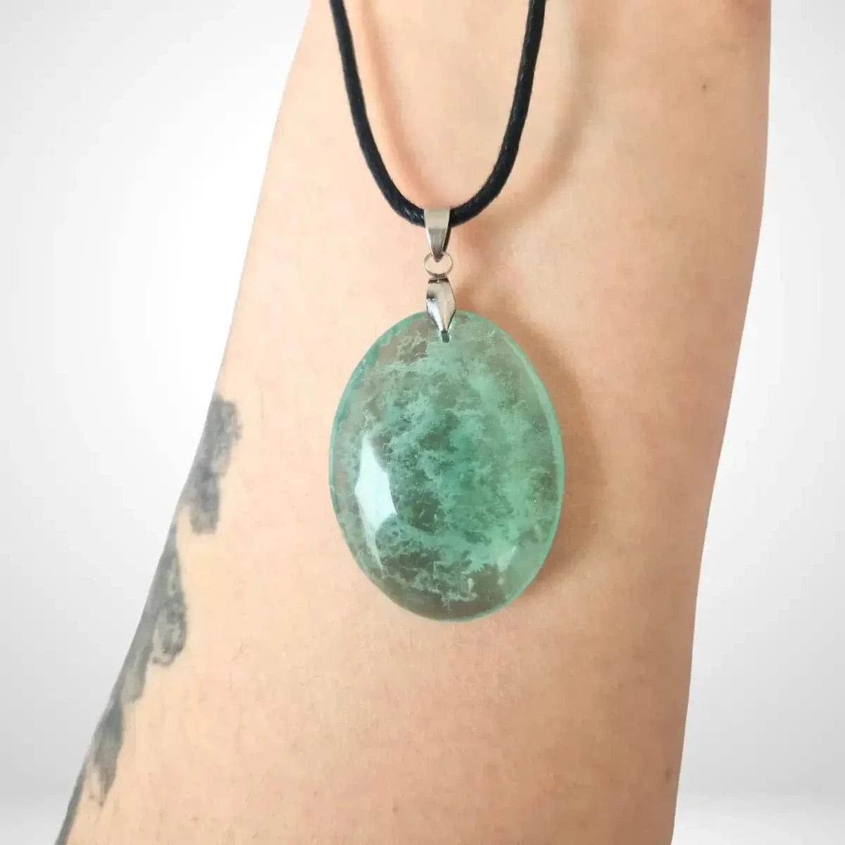 pendentif fluorite ovale sur peau