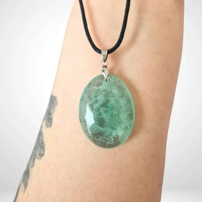 pendentif fluorite ovale sur peau