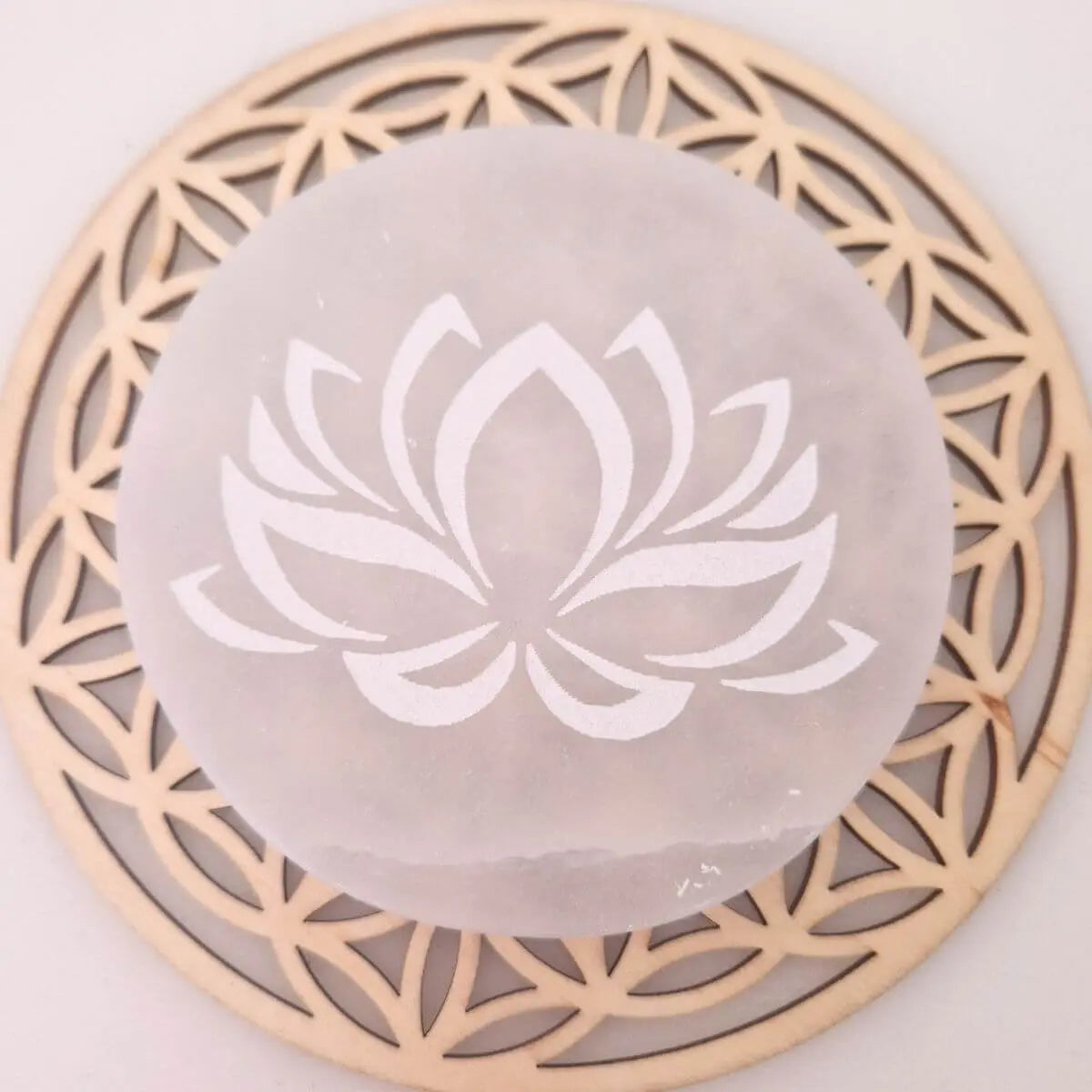 Plaque Sélénite fleur de lotus posée sur une fleur de vie en bois