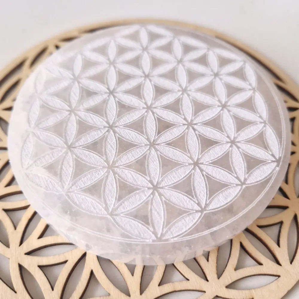 Plaque sélénite ronde avec fleur de vie motif plein - taille 10cm vue2