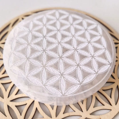 Plaque sélénite ronde avec fleur de vie motif plein - taille 10cm vue2