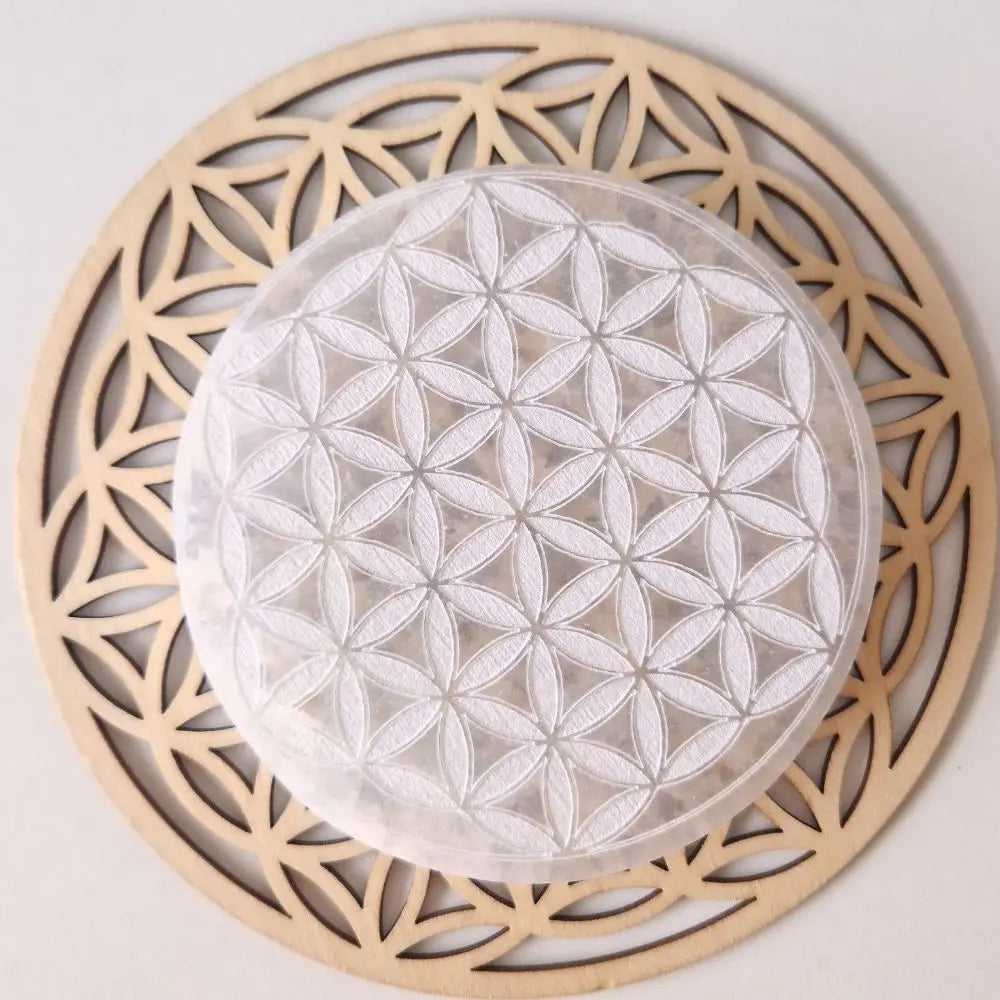 Plaque sélénite ronde avec fleur de vie motif plein - taille 10 cm