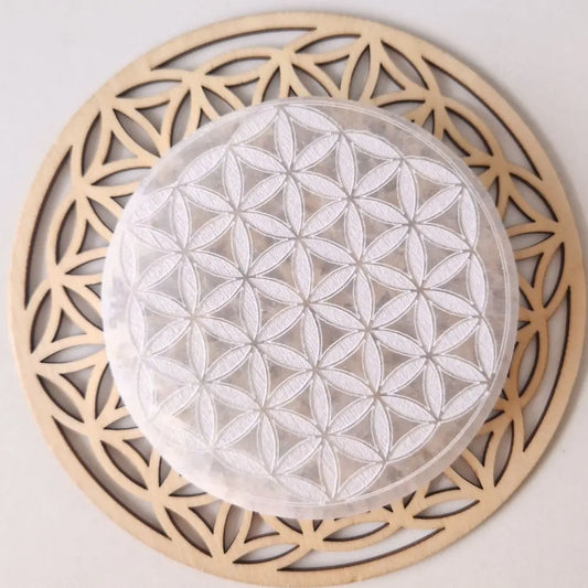 Plaque sélénite ronde avec fleur de vie motif plein - taille 10 cm